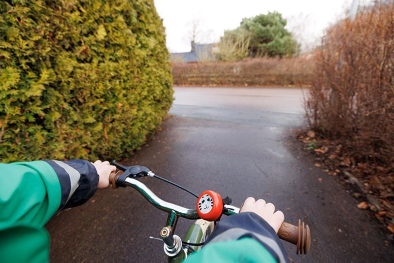 3 snabba om säker sophantering - barn på cykel